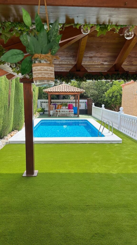 césped artificial en piscina