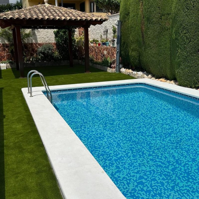 césped artificial en piscina