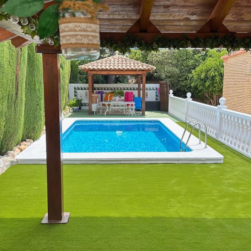 césped artificial en piscina